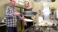 Moden blondine luder i køkkenet knepper med den smukke kok Thumb